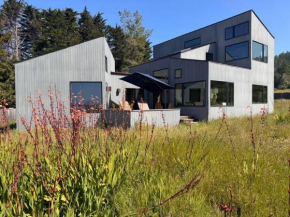 Wildmoor View-- Modern architectural Sea Ranch home walk to Beach
